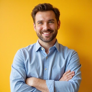 Ritratto professionale del Dott. Marco Rossi, nutrizionista con un sorriso accogliente.